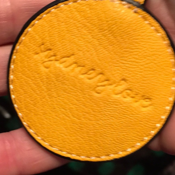 Beautiful Quality Tote Bag w/matching Wristlet - Picture 5 of 6